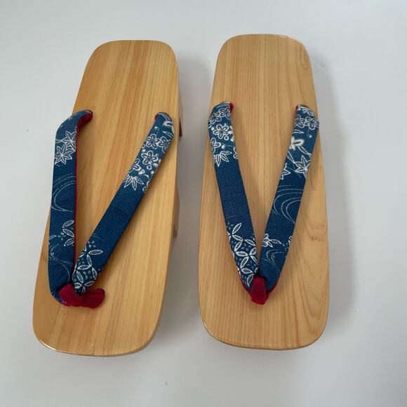 Women's Traditional Japanese Wooden Shoes Sandals 3" x 9" - Picture 4 of 8